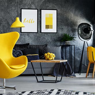Obrazy ve skandinávském stylu inspirace žluté křeslo s doplňky ve žluté barvě