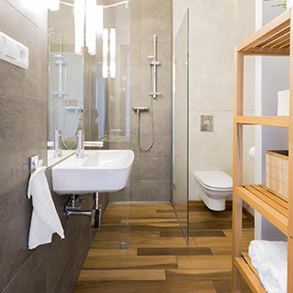 Koupelna ve skandinávském stylu inspirace na dřevěné umyvadlo
