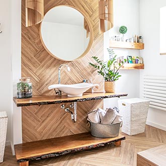 Koupelna ve skandinávském stylu inspirace na sušák a dopňky do koupelny