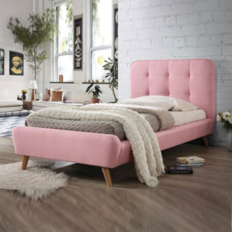 ružová postel ve skandinávském stylu