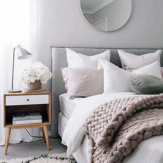 ložnice ve skandinávském stylu inspirace jednoduchá postel