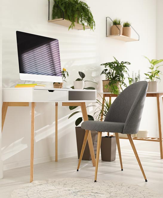 Pracovna ve skandinávském stylu inspirace na pracovní stůl a židli